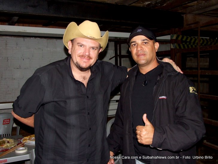 Aqui o baterista da banda posa com amigo William chefe da seguran&ccedil;a