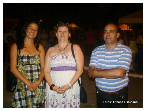 Da esq/direita a diretora Municipal de Cultura Geni, porfessora Terezinha Faria e Juvenilson