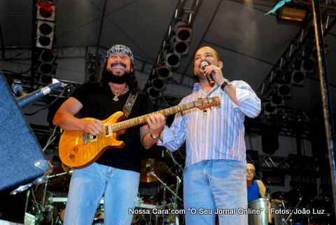 O cantor Bel Marques com o prefeito Rob&eacute;rio Oliveira, &uacute;ltima noite do Pedr&atilde;o 