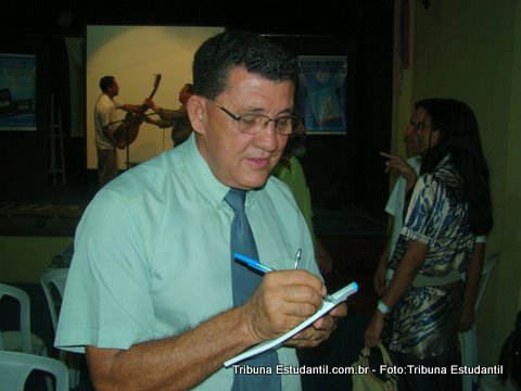 O escritor Manoel de Souza, autografando uma de suas obras