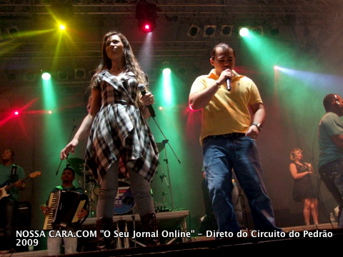 Solange e Xandy da banda Avi&otilde;es do Forr&oacute; que fez a galera balan&ccedil;ar o esqueleto no segundo dia do Pedr&atilde;o 2009