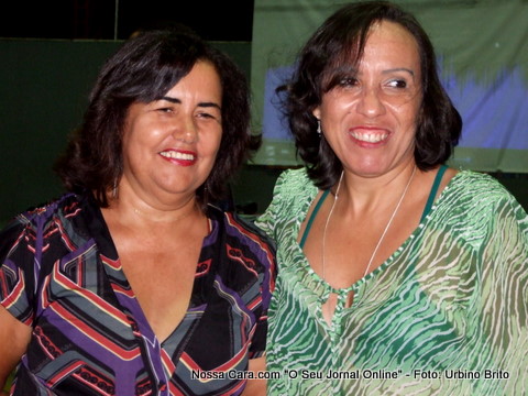 A professora Maurenn Lacerda, secret&aacute;ria Municipal de Educa&ccedil;&atilde;o prestigiando o lan&ccedil;amento do livro