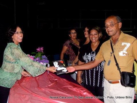 A professora Marta entrega o livro ao nosso colega Jota Cruz - Tribuna Estudantil