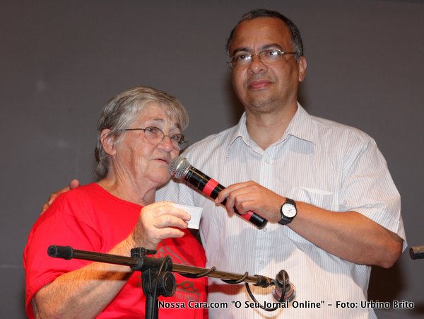 O radialista Paulo Henrique com a irm&atilde; Terezinha do SOS Vida quando ela anunciava o ganhador do sorteio da moto