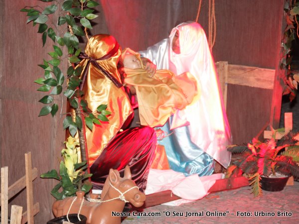 Nesta cena o menino Jesus nasceu e est&aacute; nos bra&ccedil;os de seus pais