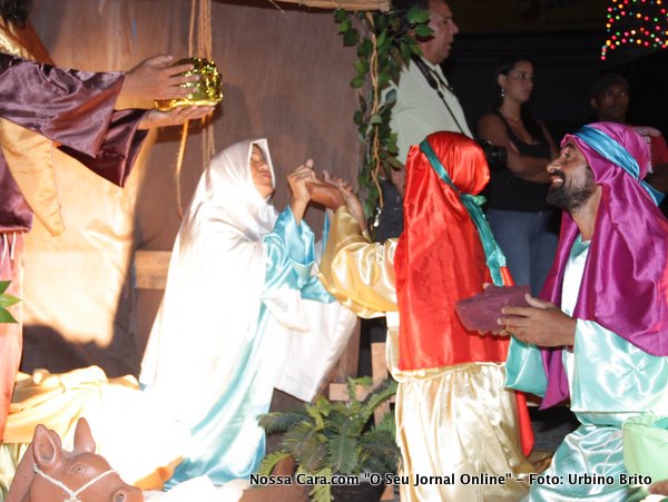 Os tr&ecirc;s Reis Magos guiados pela estrela encontram o menino Jesus e lhe trazem presentes