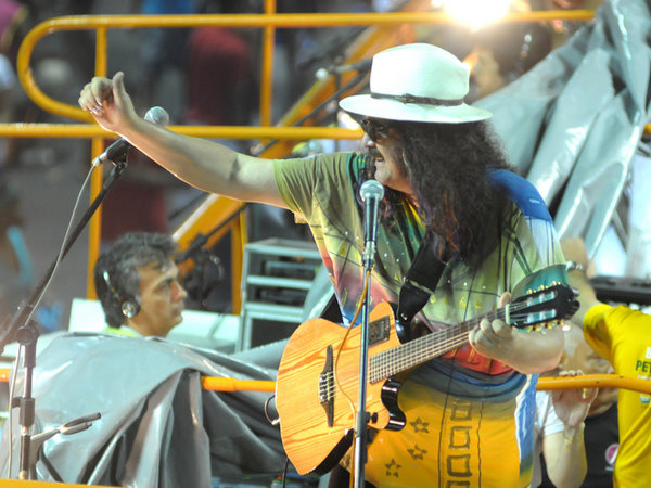 Depois de dez anos afastado do Carnaval de Salvador, o cantor e compositor Moraes Moreira volta a desfilar em cima de um trio el&eacute;trico, em Salvador (12/2/10) &ndash; Foto: Ueslei Marcelino/Coperphoto