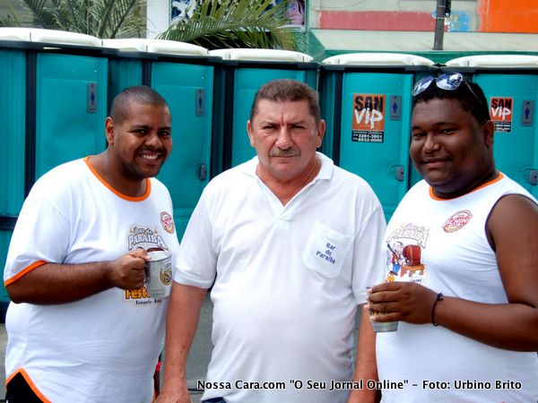 Paraiba ao centro com dois grandes amigos que estavam prestigiando a festa
