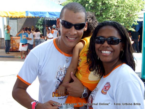 Os Tenentes Davi e Valdomira e seu pimpolho que estava dormindo vieram de Vit&oacute;ria da Conquista prestigiar a festa 
