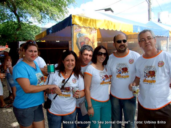 Rob&eacute;rio Oliveira e Cl&aacute;udia (de oculos) com amigos