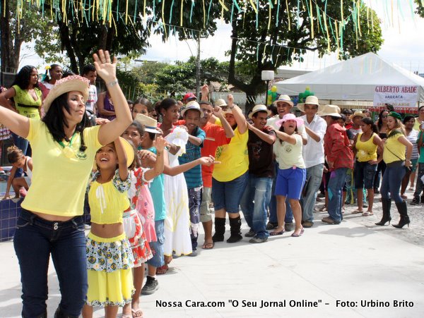 Quadrilha da APAE em parceria com Escola Municipal Nicolau Coelho durante a sua apresenta&ccedil;&atilde;o