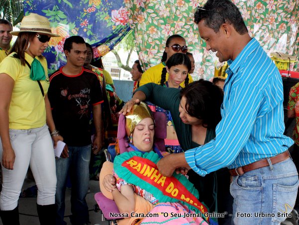 A Rainha do Milho da APAE recebendo sua medalha pela participa&ccedil;&atilde;o na quadrilha 