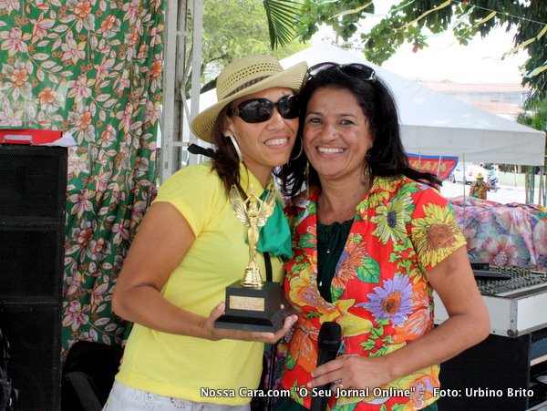 Entrega do trof&eacute;u pela participa&ccedil;&atilde;o da APAE/Nicolau Coelho no evento 