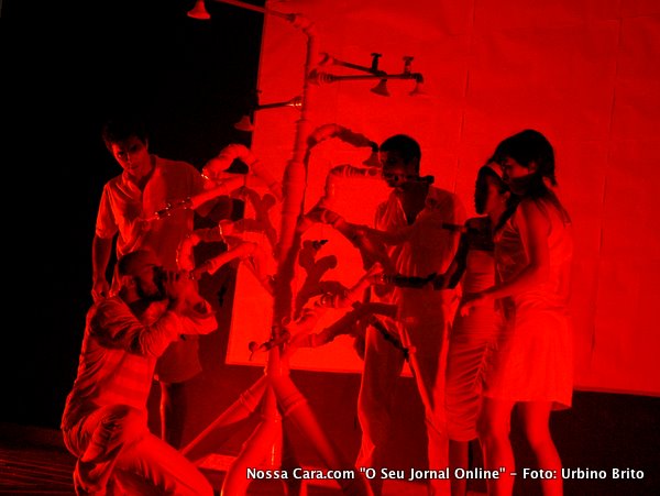 Aqui nesta cena os atores representam a popula&ccedil;&atilde;o em despero por causa da &aacute;gua que a cada dia fica mais escassa 