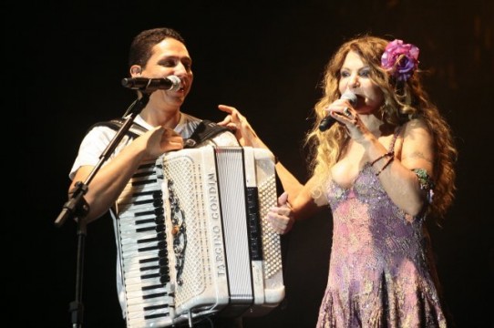 Targino Gondim e Elba Ramalho ganharam o Pr&ecirc;mio de Melhores Cantores Regionais