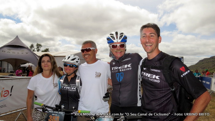 Da esq/direita Andr�ia Roma, V�nia (Trek), M�rio Roma, Gary Fischer e um represente da Trek