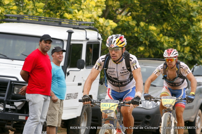 Henrique Avancine e Sherman Treza chegando no ponto de apoio no p� da Serra da Almass 