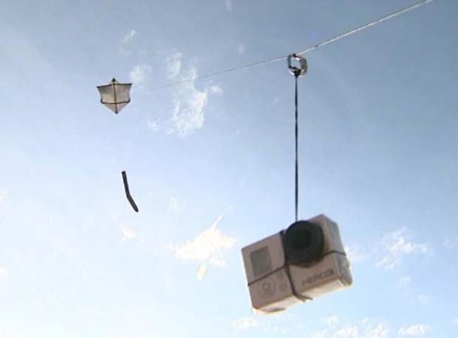 Pipa com c�mera acoplada na linha ganhou o apelido de drone caipira (Foto: Cl�udio Oliveira/EPTV)