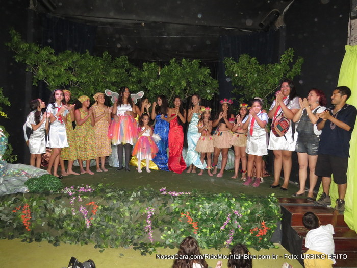 Elenco e dire��o da pe�a Encantado posam para a nossa lente ap�s a apresenta��o