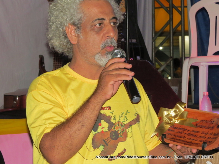 Wilson M�rio diretor do Viola de Bolso discursa agradecendo a justa homenagem recebida