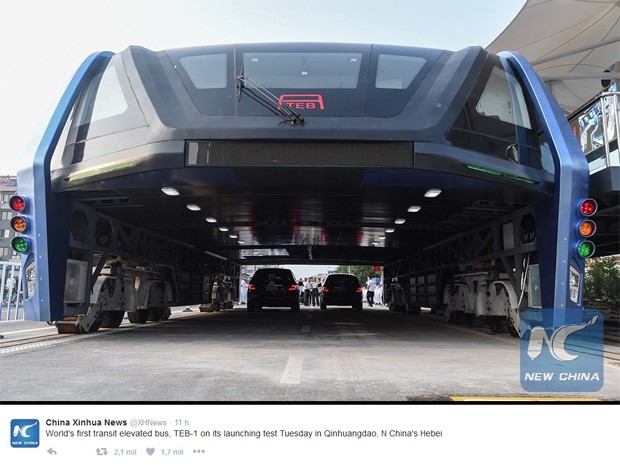 Ônibus que roda sobre os carros fez teste inaugural nesta terça-feira (2), na China, relatou a agência Xinhua - Foto: Reprodução / Twitter / XHNews